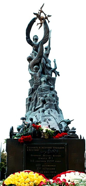 Памятник на площади перед храмом Рождества Пресвятой Богородицы на Кулишках (Аланское подворье), ул. Солянка в Москве