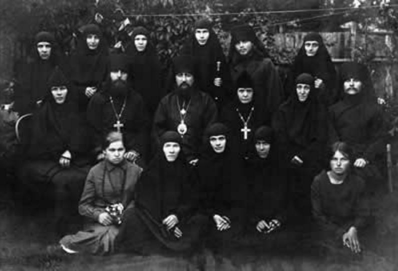 Епископ Игнатий с белевскими монахинями
