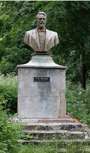 Памятник Чехову в селе Богимово
