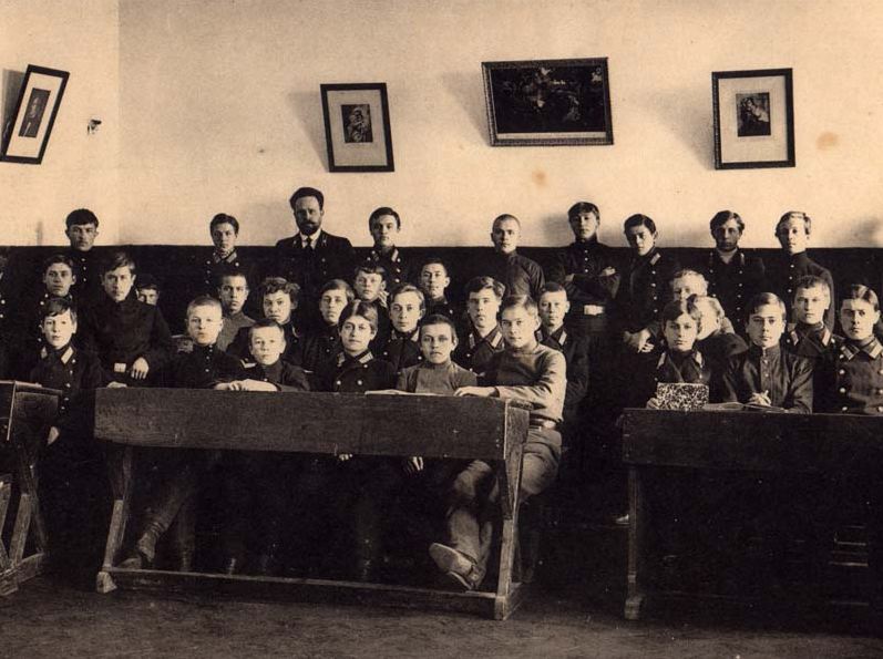 Занятия 2-го класса, на заднем плане стоит инспектор семинарии - Петр Павлушков |2|