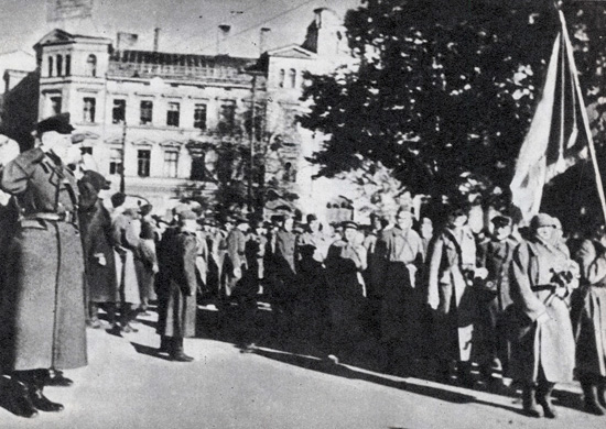 Воины 130-го латышского стрелкового корпуса 
проходят по освобожденной Риге. Октябрь 1944 г.