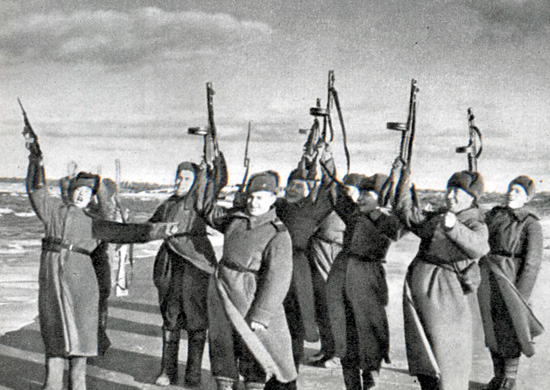Салют воинам Красной армии, 
вышедшим на побережье Балтийского моря. Осень 1944 г.